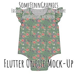 Puede incluir: Maqueta de body con volantes verde con un estampado floral de flores rosas y moradas. Se muestra el texto "SOMEFINNGRAPHICS" y "FLUTTER ONESIE MOCK-UP". El texto adicional dice "EDITABLE WITH PHOTOSHOP, CANVA & MORE" e "INSTRUCTIONS INCLUDED".