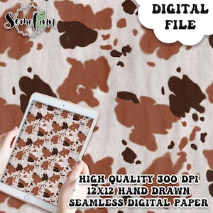 Op de afbeelding: Digitaal bestand met een naadloos koeienhuidpatroon in bruin en wit. De afbeelding bevat de tekst "DIGITAL FILE" en "HIGH QUALITY 300 DPI 12X12 HAND DRAWN SEAMLESS DIGITAL PAPER". Een tablet toont een vergelijkbaar patroon.