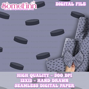 Puede incluir: Un diseño de papel digital con un patrón sin costuras de discos de hockey negros sobre un fondo morado claro. El texto "SomeFinn" y "www.shopsomefinn.com" está en la parte superior del diseño. El texto "DIGITAL FILE", "HIGH QUALITY - 300 DPI", "12X12 - HAND DRAWN" y "SEAMLESS DIGITAL PAPER" está en la parte inferior del diseño.