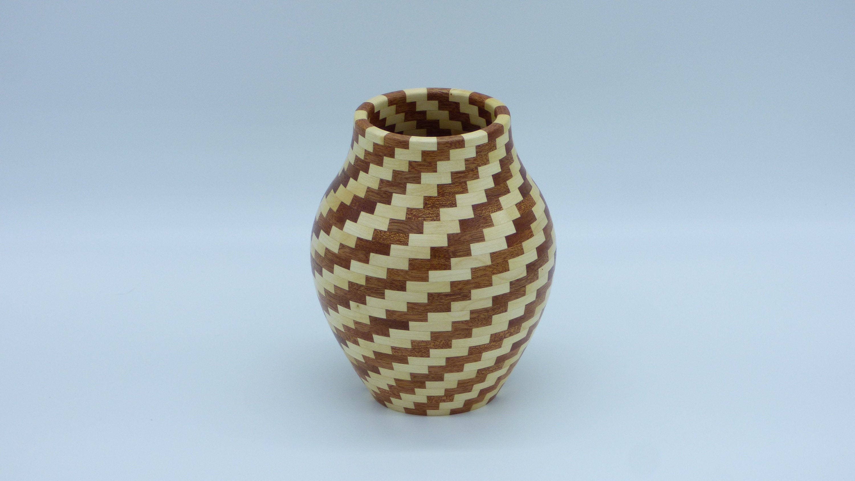 Vase Segmenté en Érable et Bois Rouge
