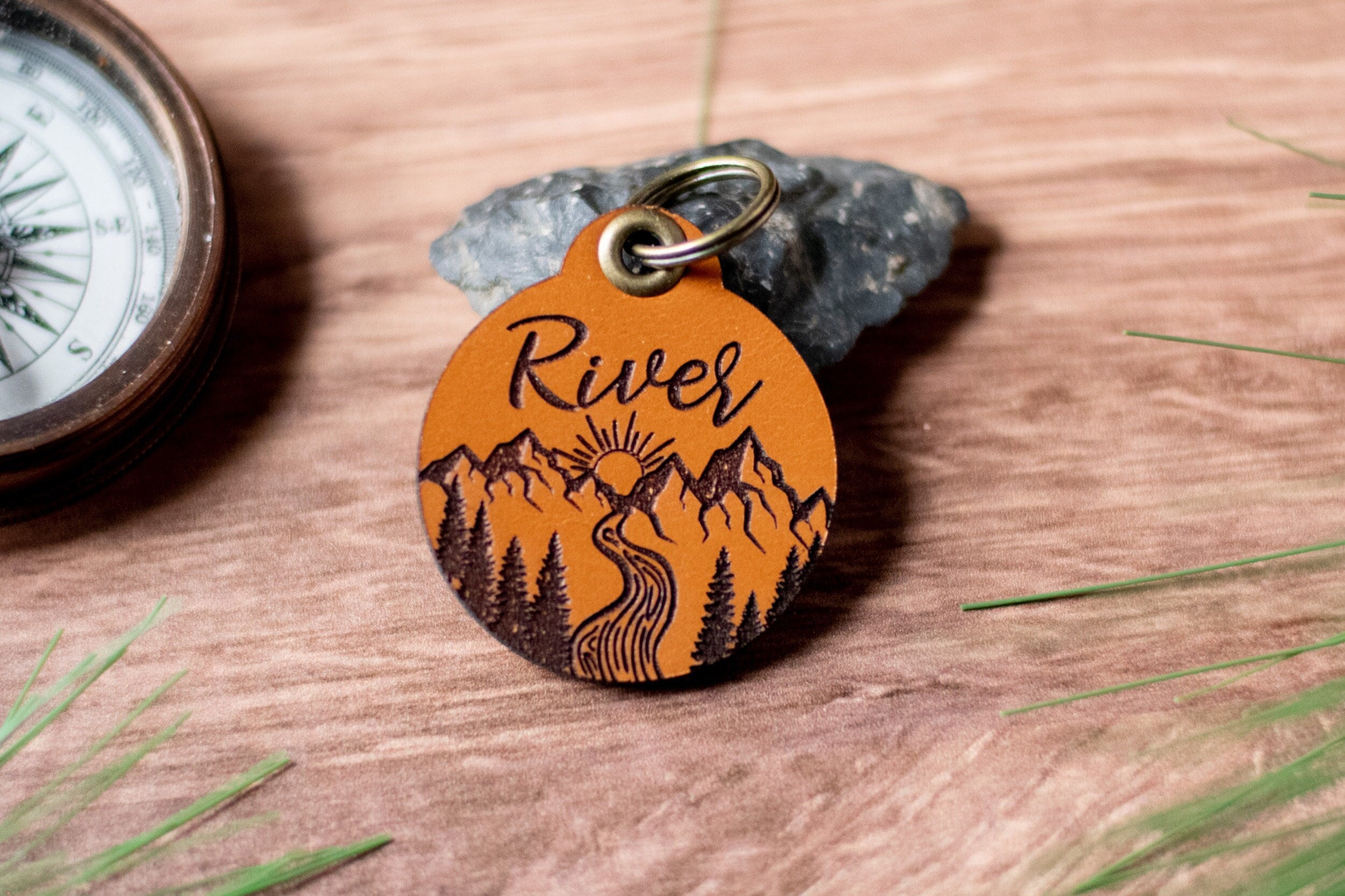 Leather Dog Tag, Quiet Dog ID Round Dog Tag with Mountains & River