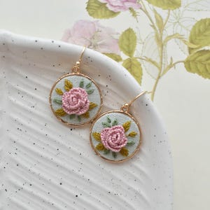 Rosen gestickte Ohrringe. Blumen gestickte Ohrringe.