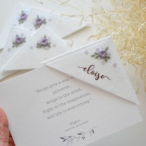 Gepersonaliseerde geborduurde hoekbladwijzer. Eloise. Valentijnsdagcadeau