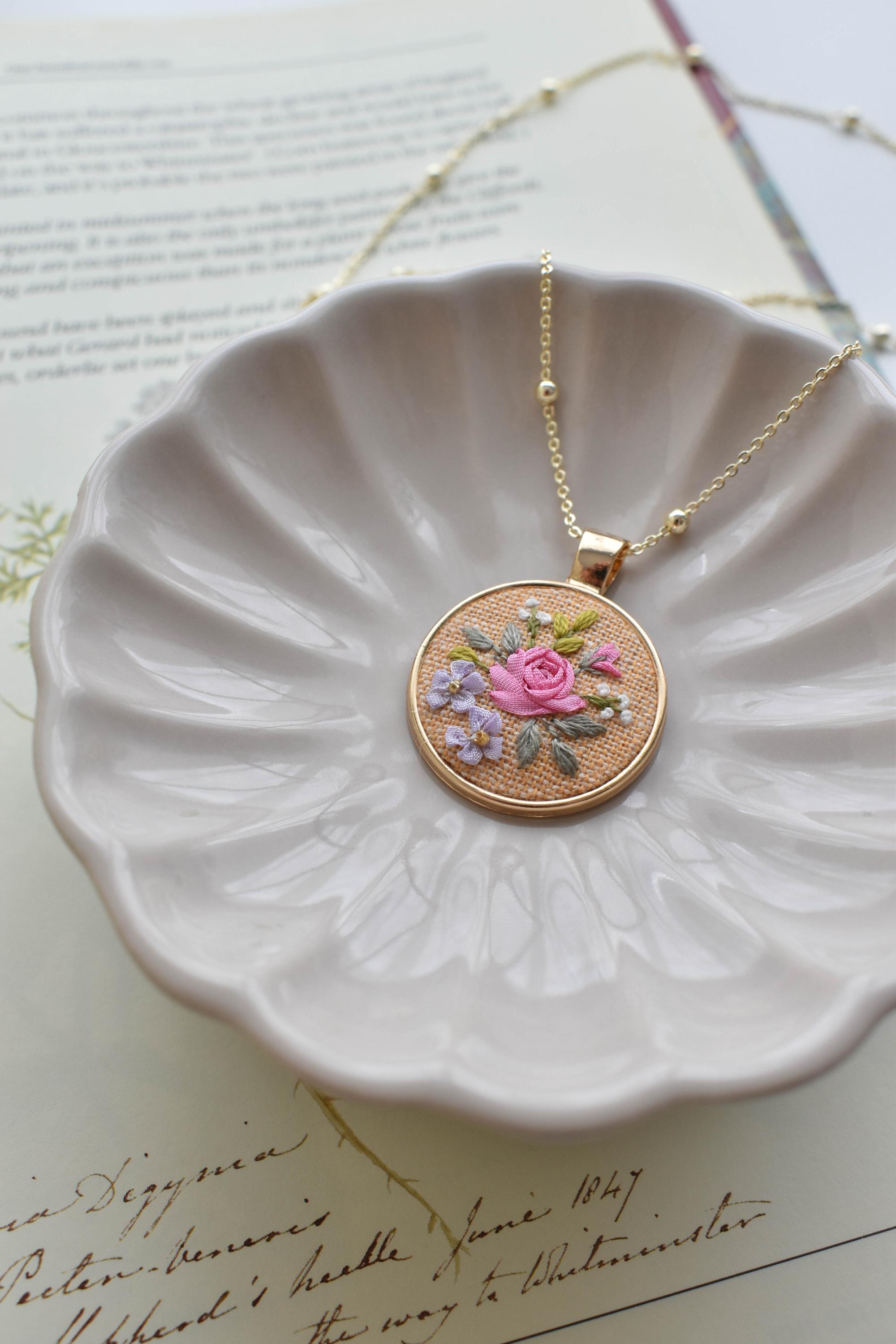 花刺繍リボンローズネックレス - Etsy 日本