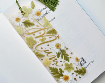 Bokmärke med pressade blommor. Bokmärke med riktiga torkade blommor. Mors dag-present