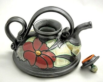 ろくろで成形した陶器のティーポット、手作りの陶器のティーポット、花