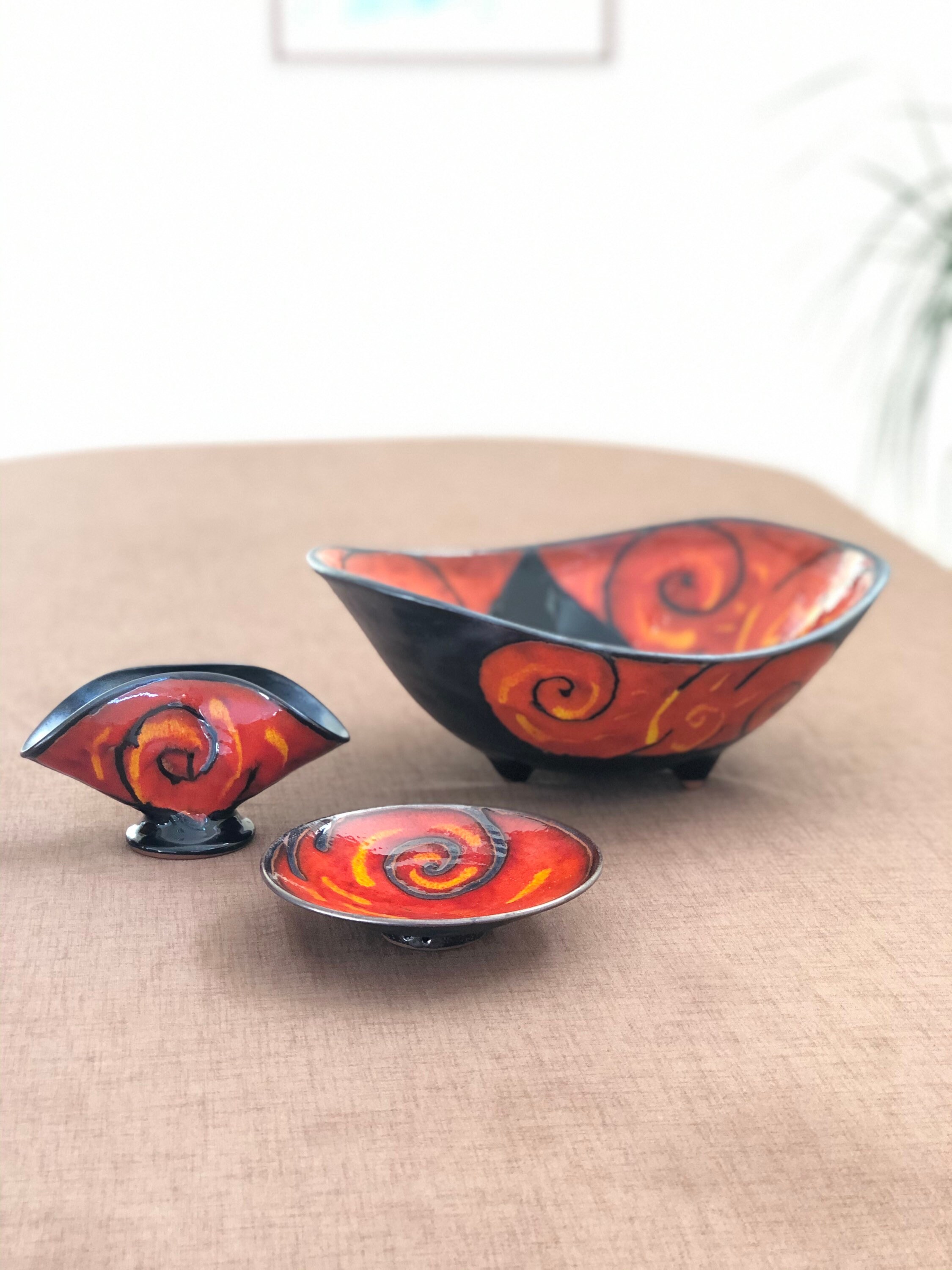 Coupe a fruits en barbotine rouge, de forme carrée, céramique émaillée, ancienne