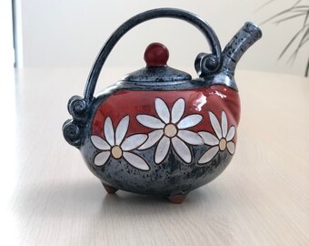 手作リティーポット ろくろで成形した陶器のティーポット、手作りの陶器のティーポット、花