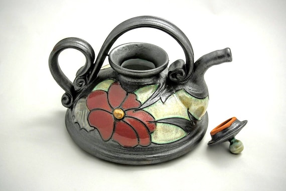 ろくろで成形した陶器のティーポット、手作りの陶器のティーポット、花