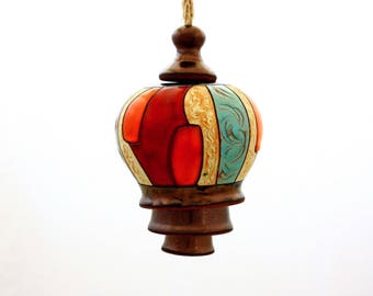 Handgefertigtes Windspiel, 3-stöckig klingelnde Glocke, Beileidsgeschenk Glocke, Keramik hängende Kunst, Gartendekoration, Kunstkeramikglocke