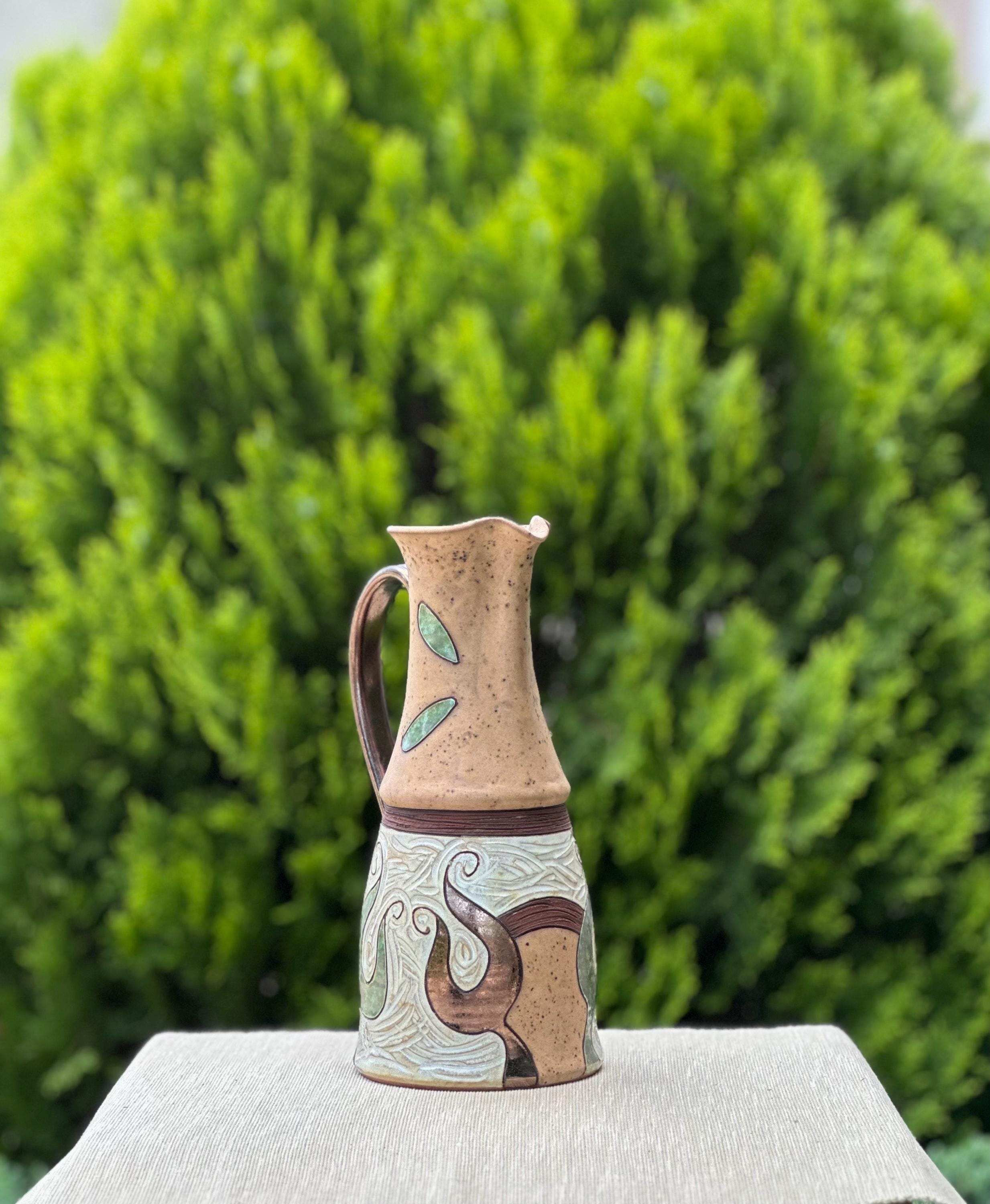 手作りのストーンウェアウォーターピッチャー：グリーンアクセントの