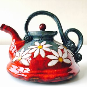 Teiera fatta a mano, regalo di nozze con margherite, teiera rossa e blu, macchina per caffè e tè unica, teiera in ceramica, arredamento da cucina