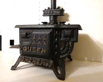 Vintage Mini Cast Iron Stove "Queen" Early 1900's Dollhouse or Salesman Display? Very Ornate and good detail. Free Shipping!