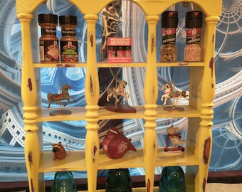 Meuble mural/de table en vieux bois recyclé pour donner un jaune brillant éclatant. Épices, bibelots et autres vitrines de rangement !