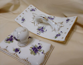 Tampon de bureau et buvard en porcelaine de fabrication allemande, anciens ou vintage, élégants et uniques. Fleurs violettes, bordures dorées. RARE ! Livraison gratuite !