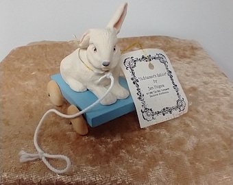 Le lapin d'Adrianne dans son chariot. Jouet à tirer doux Jan Hagara 1988. Étiquettes originales, cordelette. État de haute qualité. Livraison gratuite dans le sud des États-Unis.