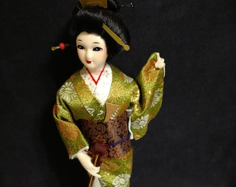 Geisha japonaise vintage avec instrument de musique « Shamisen ». Beau kimono vert, blanc et or. 12". Livraison gratuite !