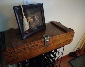 Sélectionner seulement! Boîte de munitions vintage convertie en stockage de vin élégant ! Très polyvalent et adapté aux petits espaces.