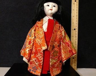 Poupée japonaise Ningyo d'avant la Seconde Guerre mondiale sur un support de plate-forme. Yeux marron, très bel état vintage ! FS Lower ÉTATS-UNIS UNIQUEMENT !