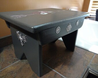 Petit tabouret vintage sud-ouest décoré. Présentoir décoratif. C'est tellement bon ! A ne pas manquer !!