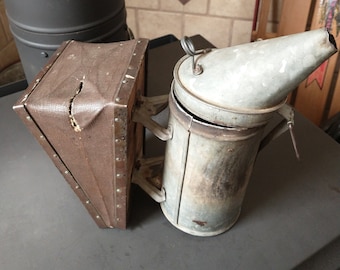 Fumoir d'abeille vintage, Woodman's Bingham Grand Rapids MI, fondé en 1885, utilisé à l'origine dans les vignobles. Pièce Unique.