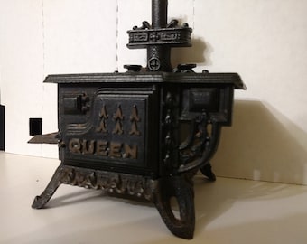 Mini poêle vintage en fonte « Queen » du début des années 1900, vitrine pour maison de poupée ou pour vendeur ? Très fleuri et bien détaillé. Livraison gratuite !