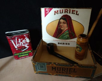 Pipe en velours vintage et boîte à cigarettes, très usée et rustique, une boîte à cigares « Muriel Babies » avec de superbes graphismes et 2 pipes intéressantes.FS