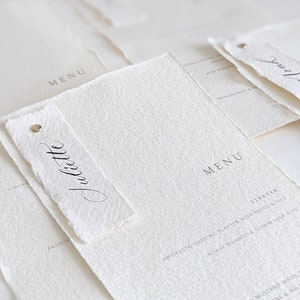 Karta menu weselnego i spersonalizowana karta miejsc z kaligrafią | Karta miejsc z kaligrafią Złote nity Menu | Spersonalizowane menu weselne z nazwą Papier szmaciany