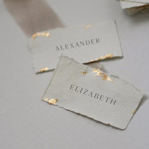 Cartões de lugar com nome personalizados com folha de ouro | Cartão de visita plano impresso | Cartão de papel do lugar do casamento da borda de Deckle | Cartão de mesa de casamento de papel