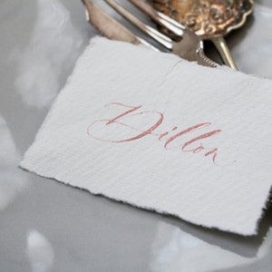 Rose Gold Kalligrafie Naam Plaats Kaarten op Handgemaakt Papier | Handgeschreven naamkaartje | Trouwplaatskaart | Tabel naamkaartje
