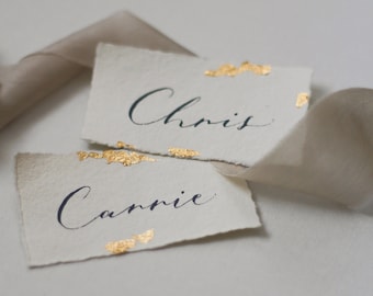 Kalligraphie-Namens-Platzkarten mit Blatt-Gold | Handgeschriebene flache Namenskarte | Deckle Edge Papier-Hochzeits-Tischkarte | Papier-Hochzeits-Tischkarte