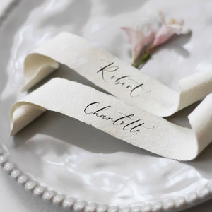 Marque-places avec nom de rouleau de calligraphie sur papier fait main | Parchemin de nom de calligraphie | carte de visite pour mariage | Marque-place pour mariage en papier Deckle Edge