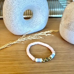 Pulsera Heishi color rosa empolvado con mensaje de sí - Joyería bohemia de verano, cuentas de colores, estilo playero, hecha a mano.