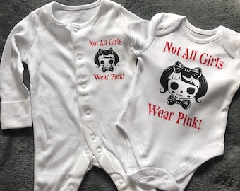 Goth Mädchen Baby Outfit, Baby Goth, Goth Babypartygeschenk, Mädchen Goth, Goth Eltern Geschenk, gruseliges Baby, nicht alle Mädchen tragen Rosa, alternatives Baby
