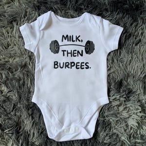 Chaleco divertido para bebé inspirado en el gimnasio, anuncio de bebé para papá, regalo de baby shower con estilo de gimnasio, regalo para bebé que levanta pesas, leche y luego burpees, bebé niño