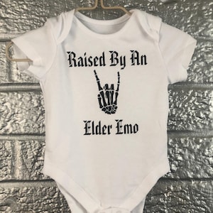 Emo inspirierte Babyweste, Emo Baby, aufgezogen von Emo, Geschenk für Emo Eltern, neues Babygeschenk, Rock Hände Babyweste, Emo Baby Outfit, zukünftiges Emo