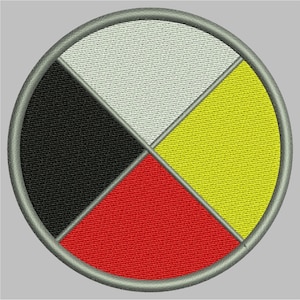 Può includere: Una toppa circolare con un bordo grigio e quattro sezioni colorate. Le sezioni sono nere, bianche, gialle e rosse. I colori sono disposti in senso orario.