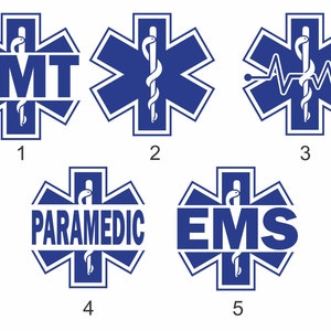 Peut inclure: Cinq variations différentes du symbole de l'étoile de la vie, un symbole courant pour les services médicaux d'urgence. Les symboles sont bleus et blancs et présentent un serpent enroulé autour d'un bâton avec une croix au sommet. Le texte sur les symboles comprend "EMT", "PARAMEDIC" et "EMS".
