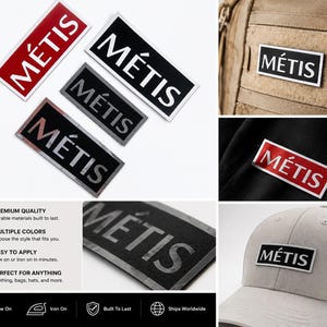 Peut inclure: Plusieurs écussons rectangulaires avec le mot "MÉTIS" en lettres blanches. Les écussons sont de différentes couleurs, dont le rouge, le noir et le gris. Les écussons sont présentés fixés sur un sac à dos, une veste et un chapeau. L'image comprend également du texte sur les écussons.
