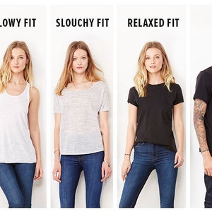 Könnte beinhalten: Fünf Models tragen verschiedene T-Shirt-Stile und zeigen die Passform-Optionen: Slim Fit, Flowy Fit, Slouchy Fit, Relaxed Fit und Unisex Fit.
