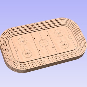 Può includere: Un tabellone di cribbage in legno intagliato a forma di pista di hockey. Il tabellone presenta un design dettagliato della pista di ghiaccio con cerchi di ingaggio e pieghe di porta. Il tabellone ha più file di fori.