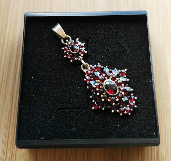 Garnet Pendant Silver 900