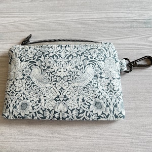 Mini monedero con cremallera Strawberry Thief, monedero con cremallera, monedero con diseño de pájaros, monedero de lino Essex, monedero con diseño de pájaros, Morris & Co. Strawberry Thief, pájaros