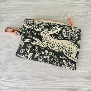 Estuche de conejo de Rifle Paper Co., Wildwood Fable, Minicartera con cremallera, Bolsa de viaje, Estuche de conejo, Estuche de conejito, Regalos de conejito, Estuche de lona, Monedero