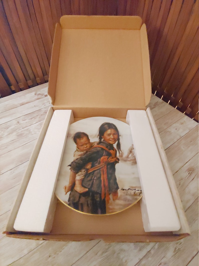 Artists of the World Kee Fung NG Children of Aberdeen Girl with Little Brother Collector Plate 1979