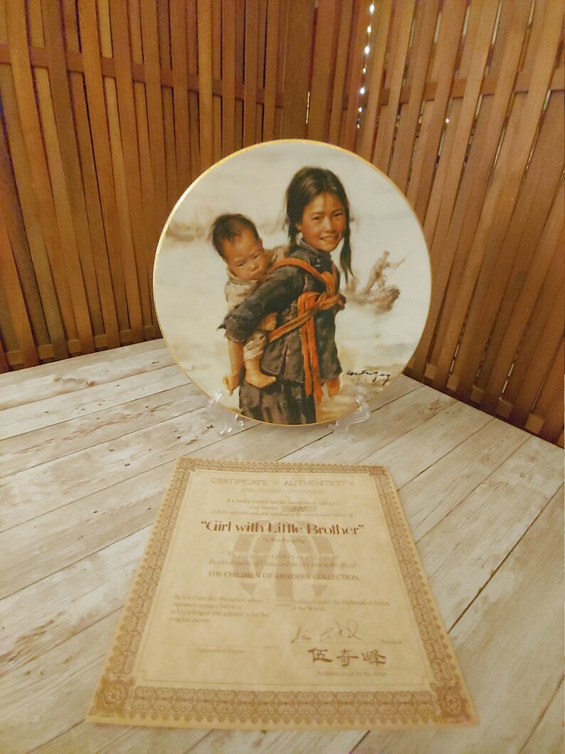 Artists of the World Kee Fung NG Children of Aberdeen Girl with Little Brother Collector Plate 1979