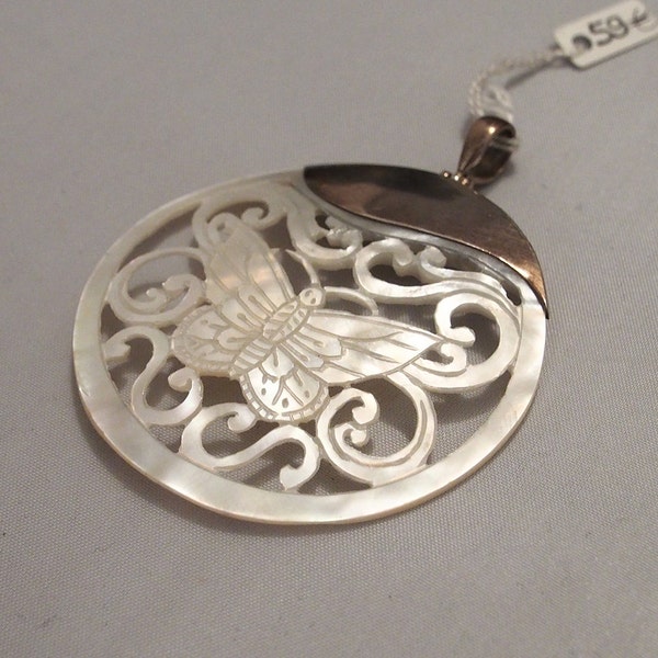 Pendentif papillon en argent et nacre