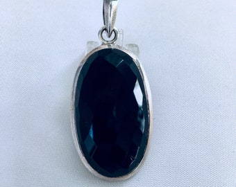 Silver pendant and onyx