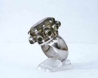 Grosse bague en argent et multipierres peridot