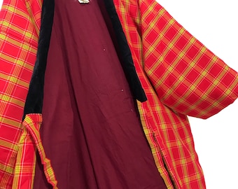 Puede incluir: Kimono de cuadros rojos y amarillos con cuello de terciopelo negro. El kimono está abierto y el forro es de color rojo oscuro. La etiqueta del kimono dice "AKAGAMI".